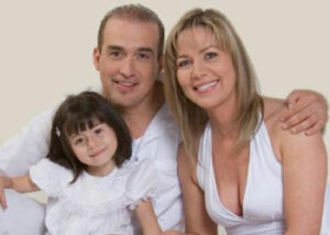 COn dos padres salir del pais con menores